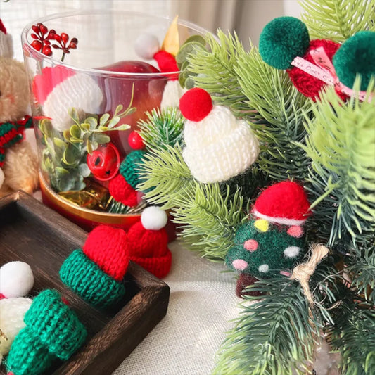 Mini-Weihnachtsmütze & Mini-Schal – Rot/Grün – Festliche Deko zum Aufhängen, für DIY, Lutscherflaschen, Fingerhüte & Weihnachtsfeiern