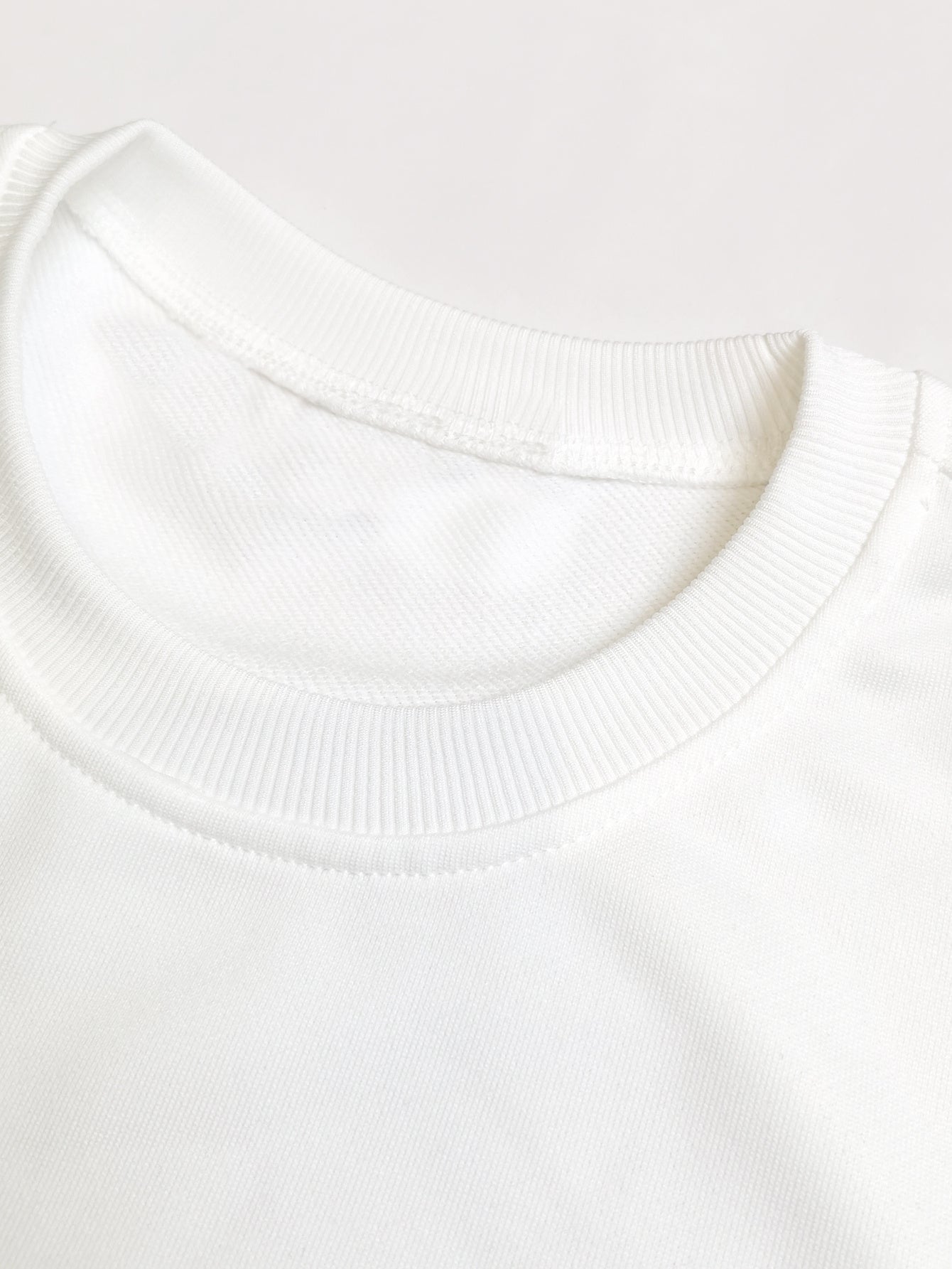 Herren Sweatshirt mit Rundhalsausschnitt – Lockerer Langarm-Pullover, Weicher Alltags-Sweater für Herbst/Winter, Weißes Basic für die Garderobe, Herbst-Winter-Bekleidung, Bequeme Kleidung