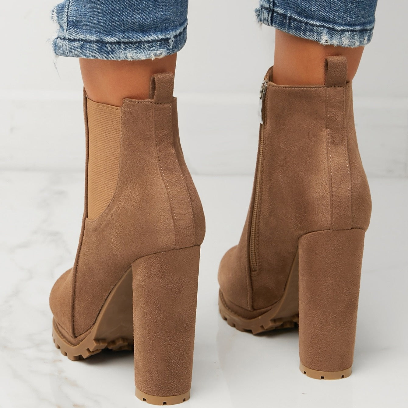 Damen High-Heel Ankle Boots mit dicker Plateau-Sohle – Spitzzehen-Design, Chunky Blockabsatz, braunes PU-Obermaterial und Gummisohle – Modische Winterstiefel für Casual & Formal