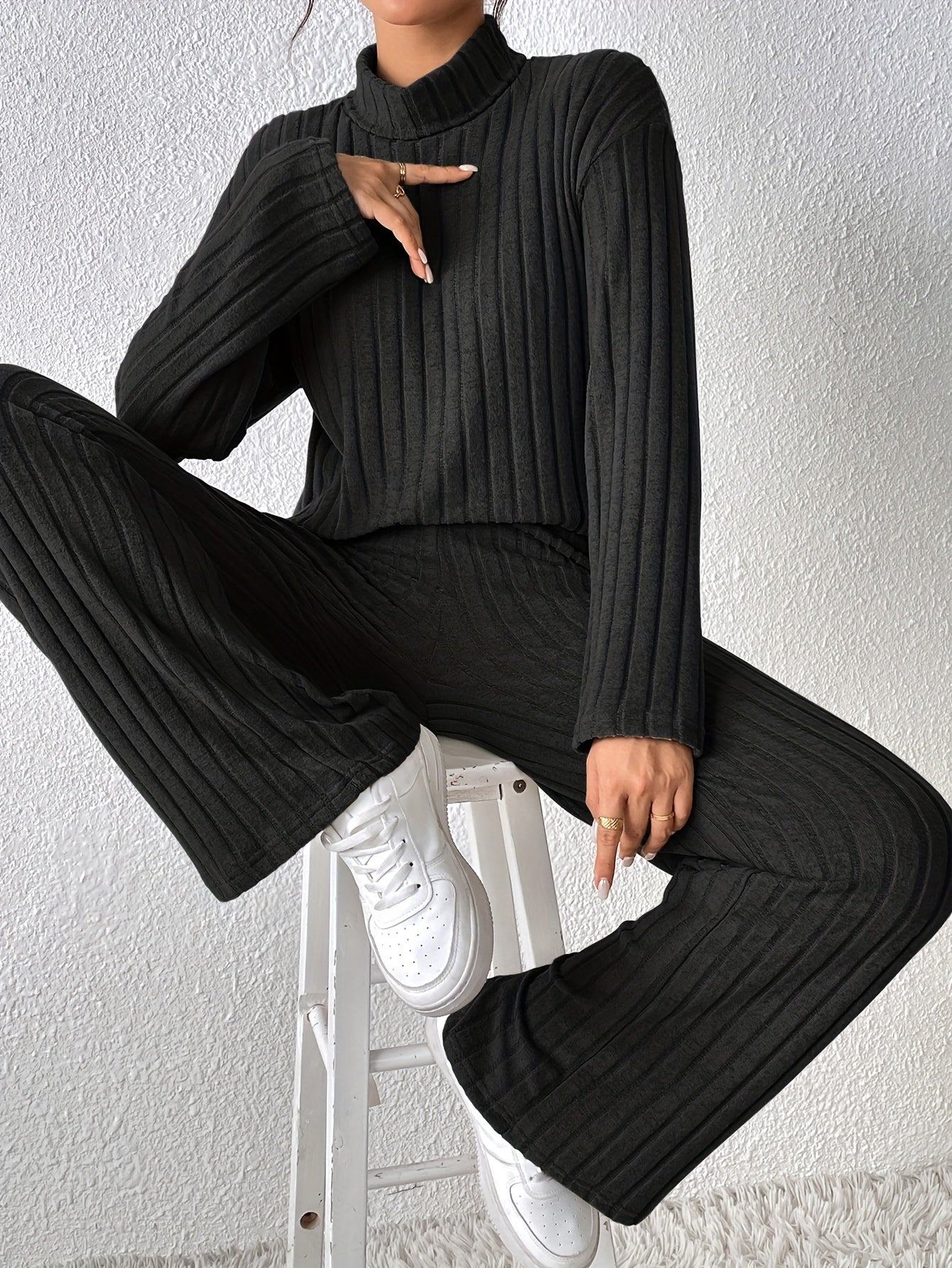 Damen Fleece Sweatshirt & Jogger Set – Weiches High-Neck Oberteil mit Rippstruktur & Locker geschnittene Straight-Leg Hose – Schwarzes Cozy Lounge Set für Herbst & Winter