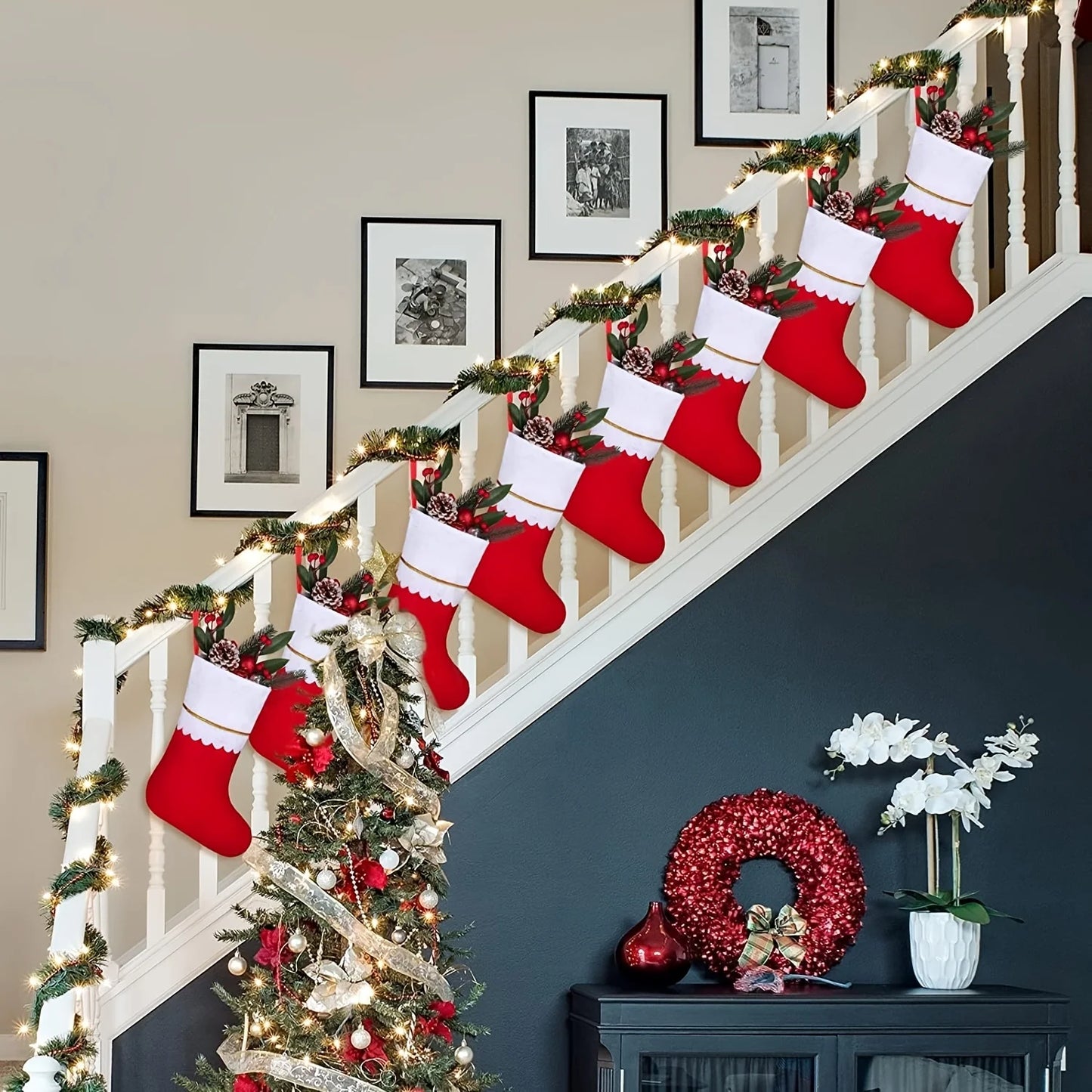 12 Stück Weihnachtsstrümpfe – Festliche rote Socken mit Weihnachtsmann- & Rentier-Design, Weihnachtsdeko für Zuhause & Geschenke