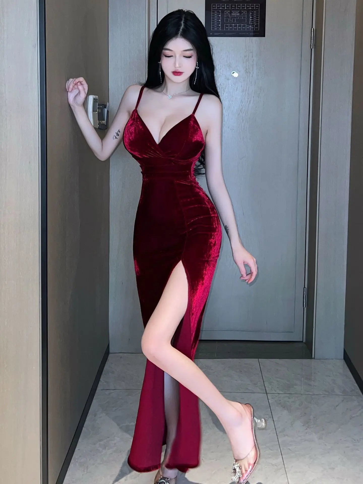 2023 Summer Women's Sexy Temperament V-neck Low cut Velvet sling ceremonial dress Side Split Slim Wrap buttocks Long Dress UR6Y
