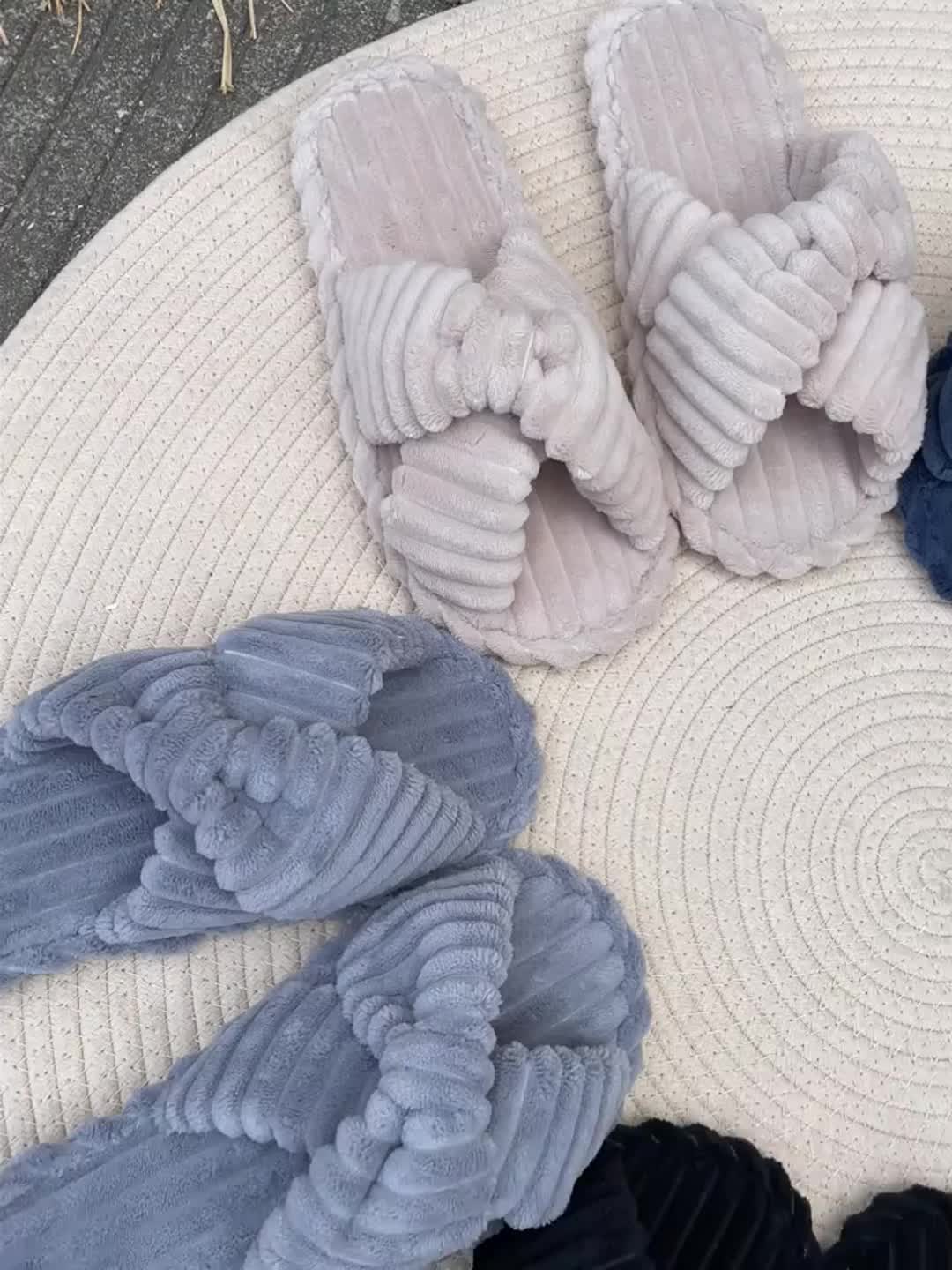 Damen Gemütliche Slip-On Hausschuhe aus Stoff mit Geflochtenen Riemen – Weiches Beige, Cross-Strap Design – Bequeme All-Season Hausschuhe zum Entspannen